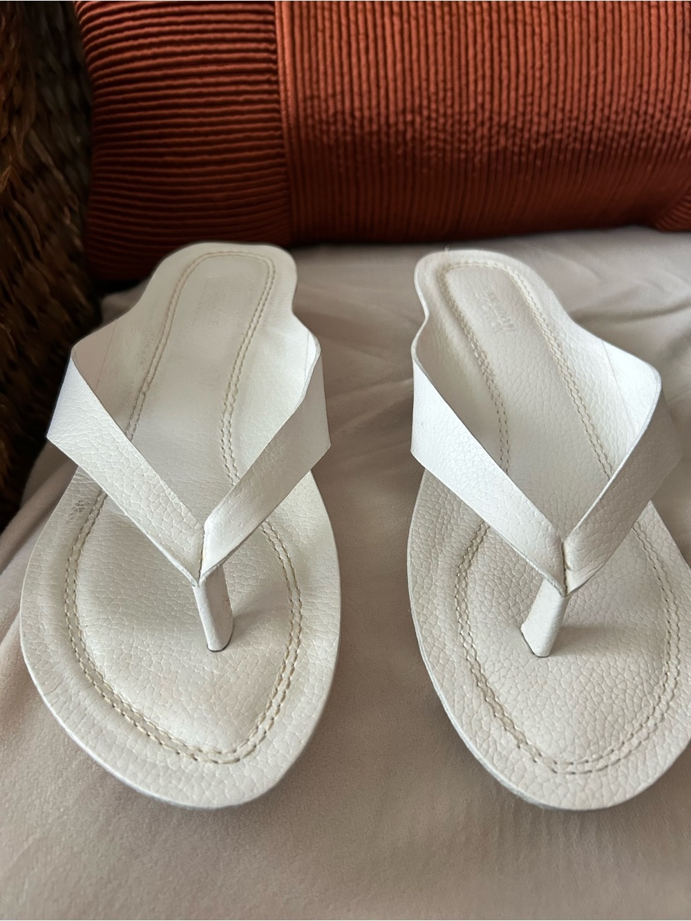 Kenneth Cole Reaction White Leather Thong Sandals